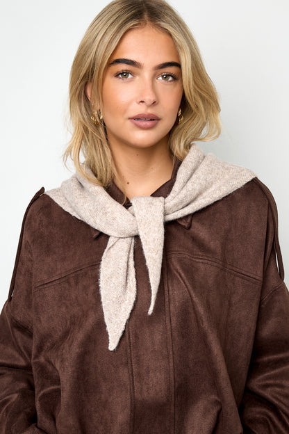 Model trägt das beiges Dreieckstuch Lies von Dutch Atelier locker um die Schultern