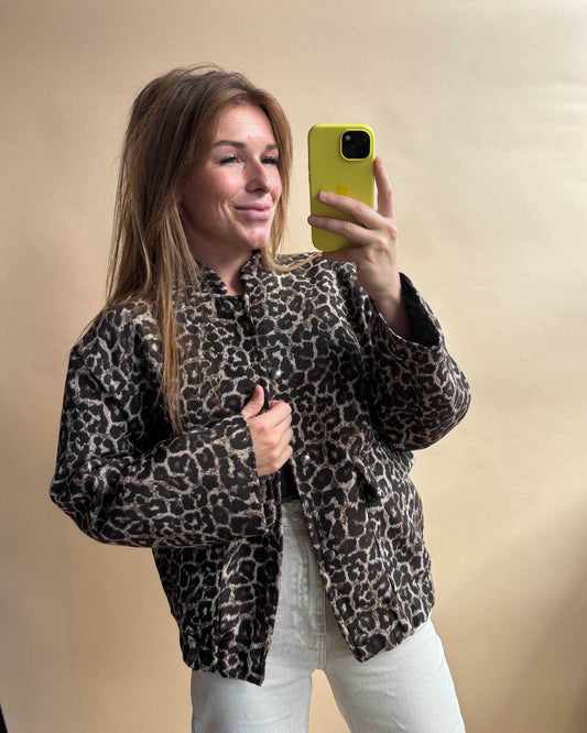 Lotje Leo Bomberjacke von Dutch Atelier – stilvolle Damenjacke mit Leopardenmuster, bequemer Schnitt und trendiges Design.
