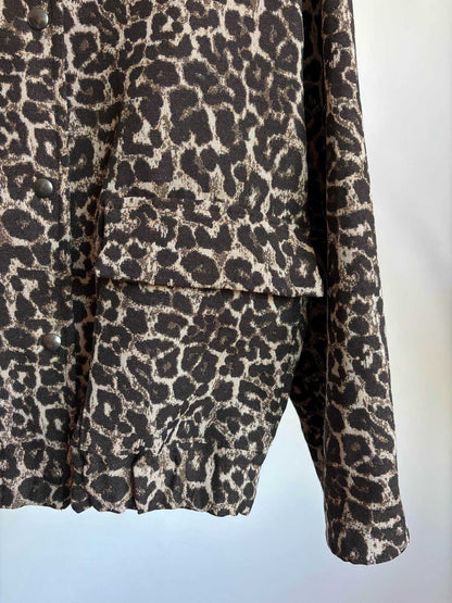 Lotje Leo Bomberjacke von Dutch Atelier – Damenjacke mit Leopardenmuster, praktischer Seitentasche und modernem Bomberjacken-Design.
