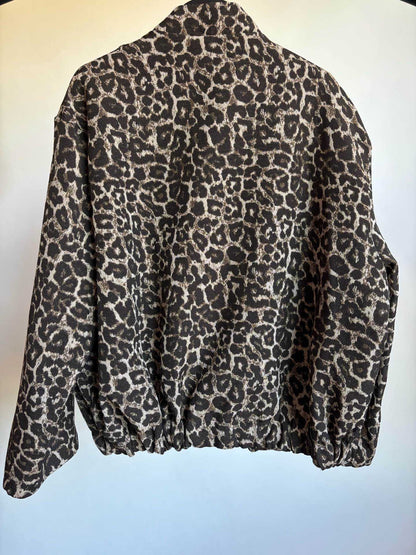 Lotje Leo Bomberjacke von Dutch Atelier, Damenjacke mit Leopardenmuster.