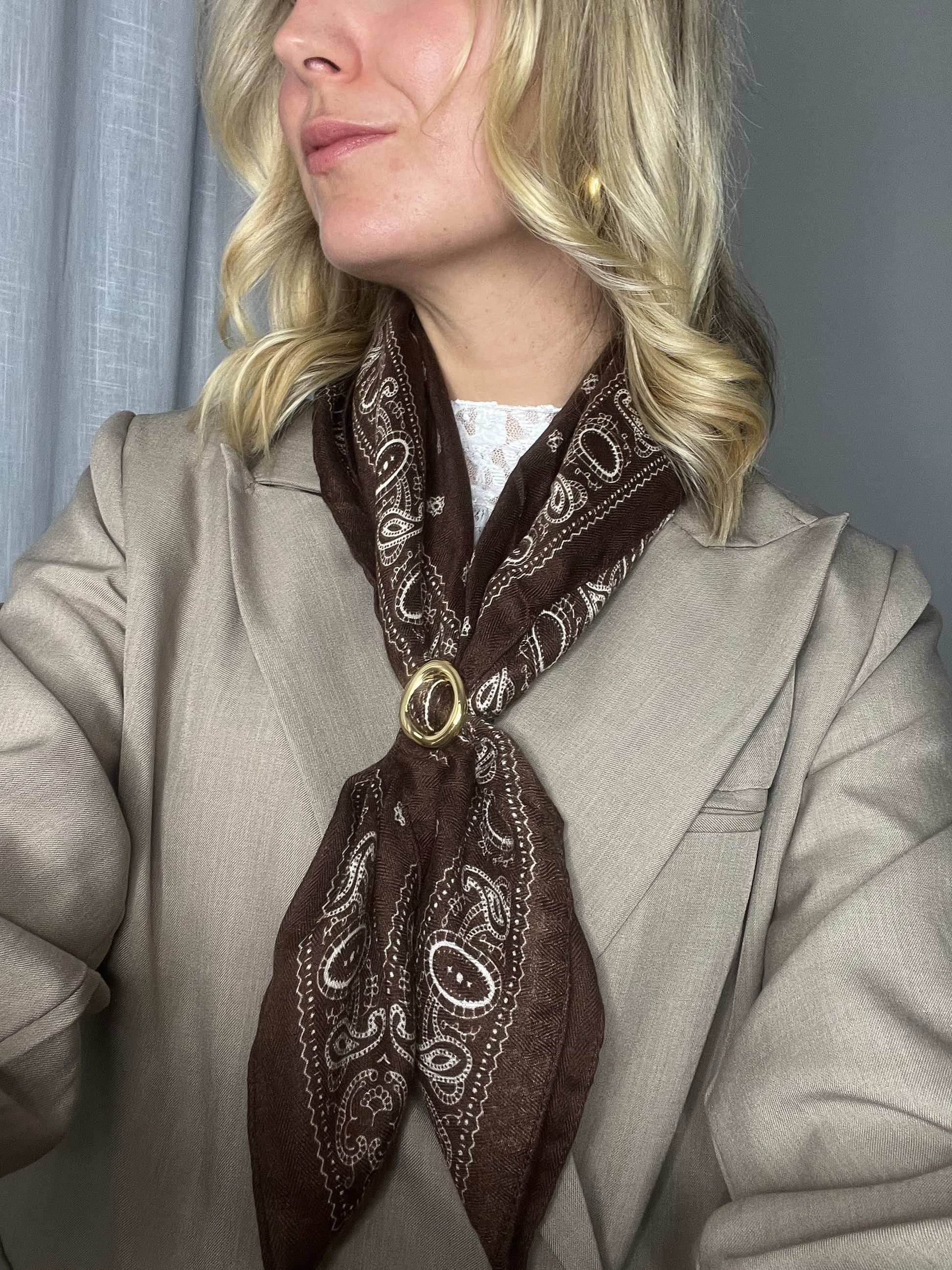 Nahaufnahme des runden Schalclips aus Edelstahl von Dutch Atelier – hochwertiger, glänzender Metalllook