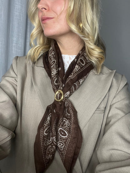 Nahaufnahme des runden Schalclips aus Edelstahl von Dutch Atelier – hochwertiger, glänzender Metalllook