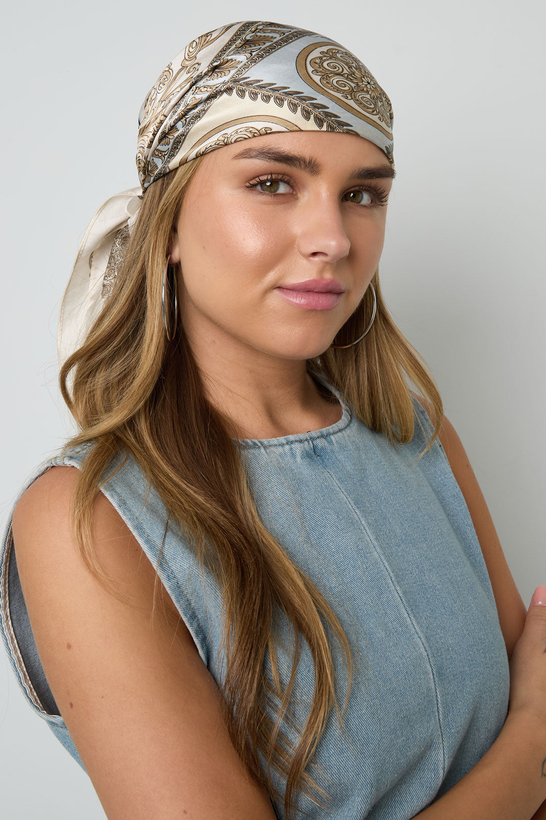 Model trägt hellblaues Tuch Nova von Dutch Atelier locker um den Hals kombiniert mit modernem Outfit